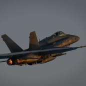 Hävittäjä Ilmavoimien harjoituksessa kiitoradalla.