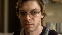 Jeffrey Dahmeria esittävä Evan Peters pilottilaseissan.