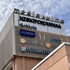 Keskipohjanmaa-lehden rakennuksessa logo taivasta vasten.