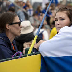 Mikaela Ingberg juttelee Anni-Linnea Alasen kanssa.