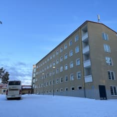 Linja-auto pysäköitynä Oulun Heikinharjun vastaanottokeskuksen pihaan.