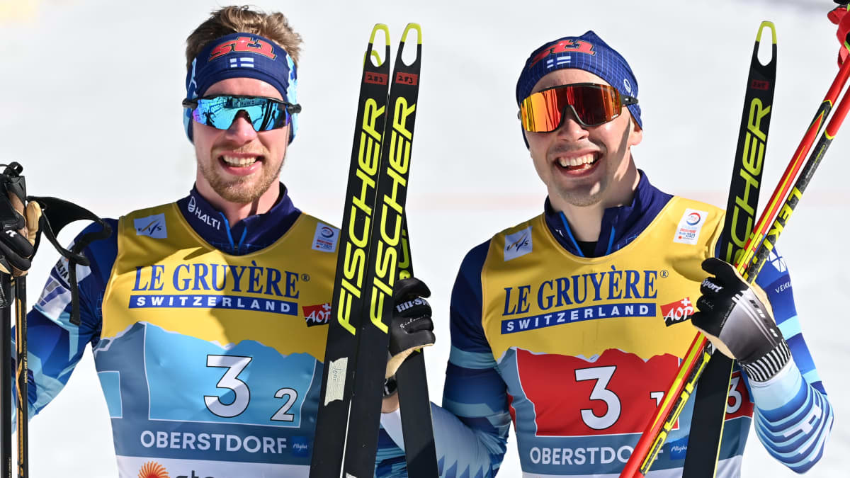 Joni Mäki ja Ristomatti Hakola juhlivat MM-hopeaa Oberstdorfissa vuonna 2021.
