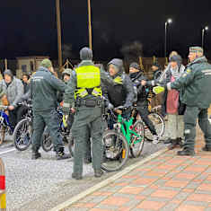 Rajavartijat estävät pyörien kanssa olevia turvapaikanhakijoita etenemästä.