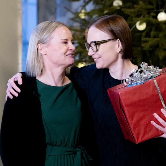 Riikka Purra ja Minja Koskela halaavat.