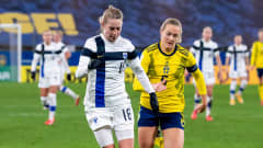 Linda Sällström i VM-kval mot Sverige, jagas av Magdalena Eriksson.
