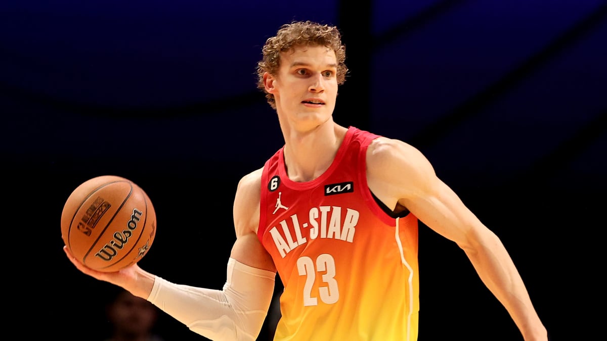 Lauri Markkanen syöttää palloa NBA:n tähdistöpelissä.