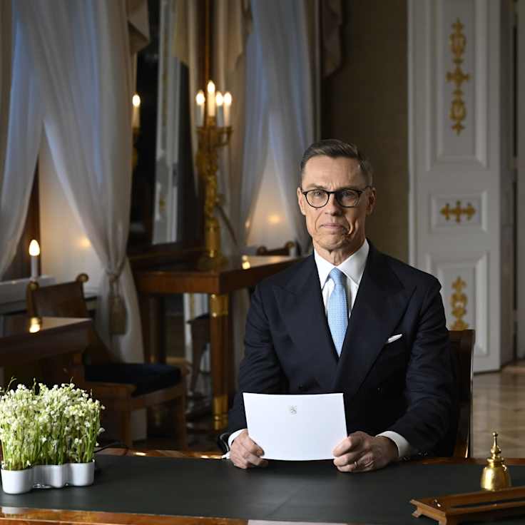  Alexander Stubb työpöydän ääressä puhepaperit kädessään.