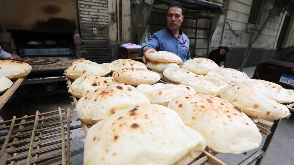 Mies osti leipää egyptiläisestä leipomosta Kairossa 15. maaliskuuta.