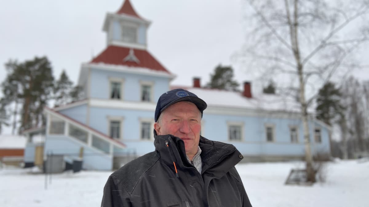 Kaipolan kartanon nykyinen isäntä Olavi Lahtinen seisoo vanhan kartanonrakennuksen edustalla