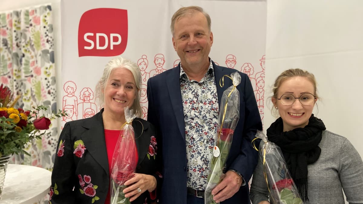 Pohjanmaan sosiaalidemokraattien uusi puheenjohtajisto. Kuvassa kukkapuskat kädessään Emma Haapasaari, Kari Kivinummi ja Aira Helala