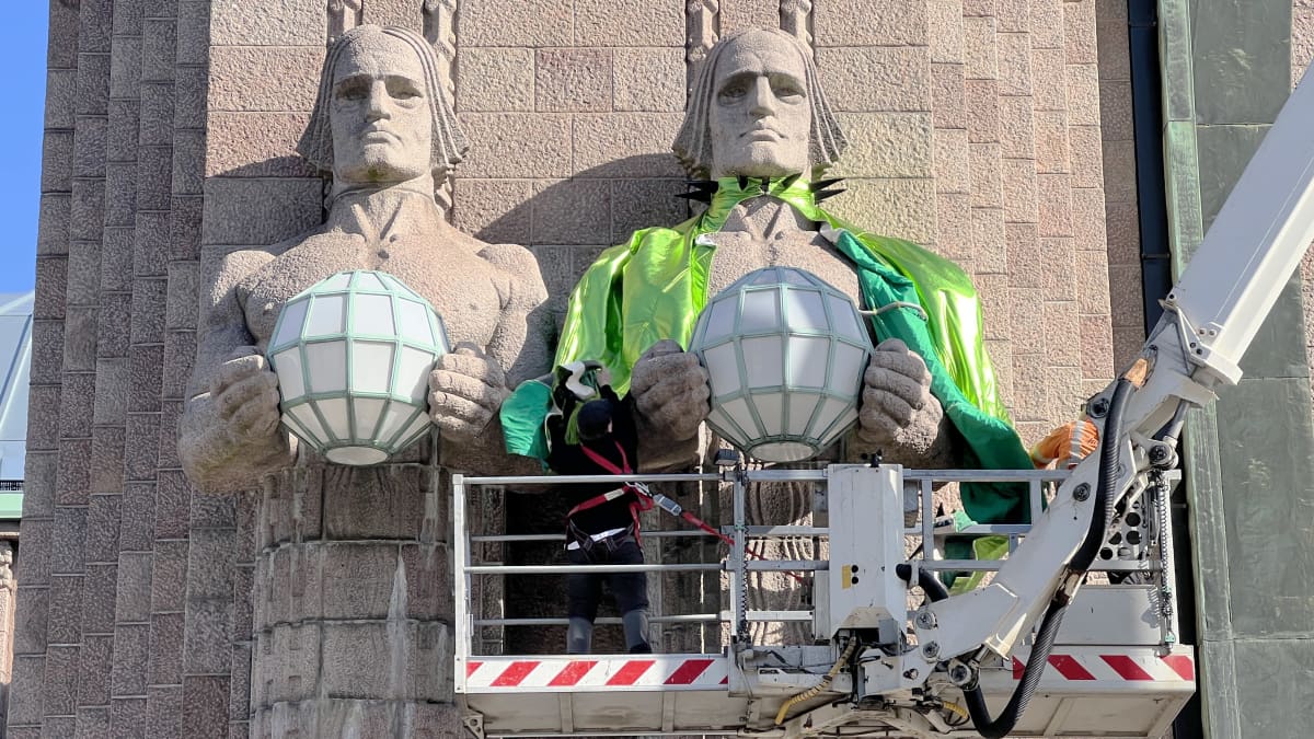 Kivimies-patsaita puetaan kirkkaanvihreisiin boleroihin.