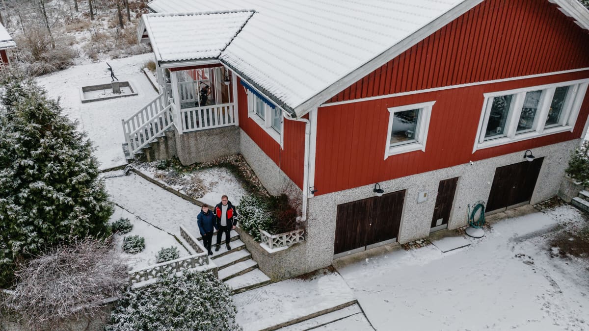 Pia ja Tapio Knuuttila seisovat talon pihalla Sauvossa.