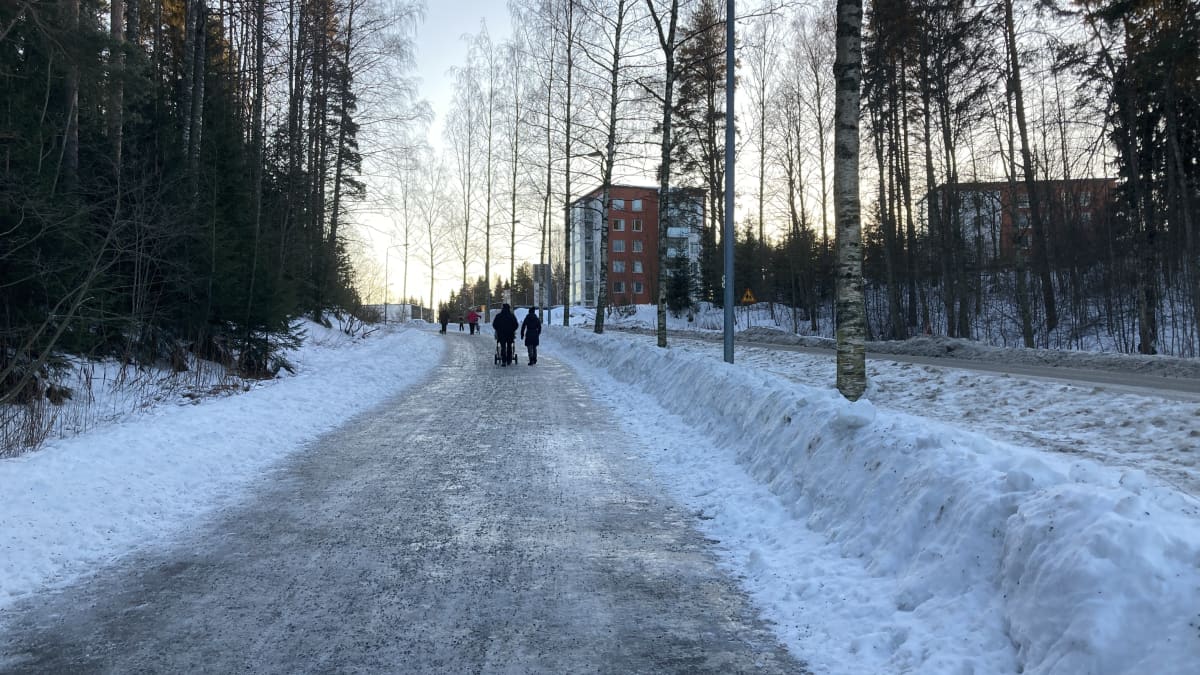 Jäinen kevyen liikenteen väylä Kuopiossa.