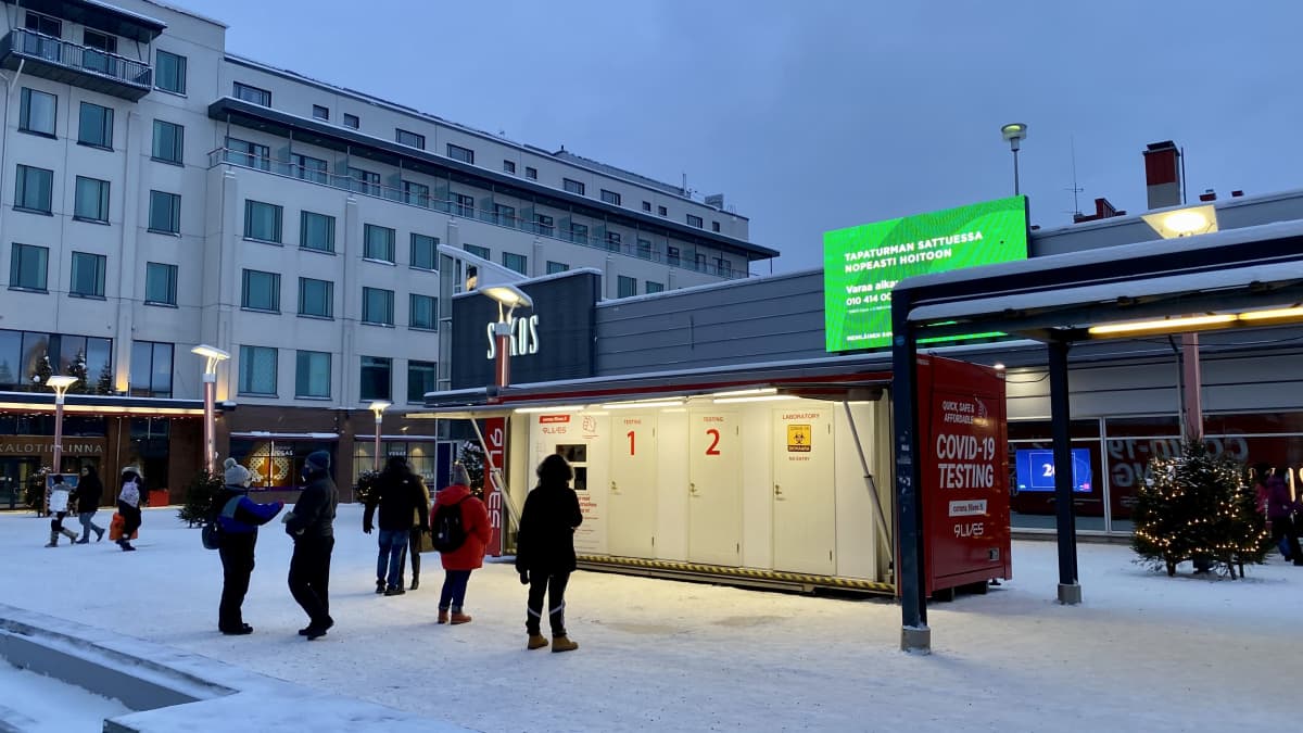 Ihmisiä seisoskelee koronatestauskontin ulkopuolella Rovaniemen keskustassa. 