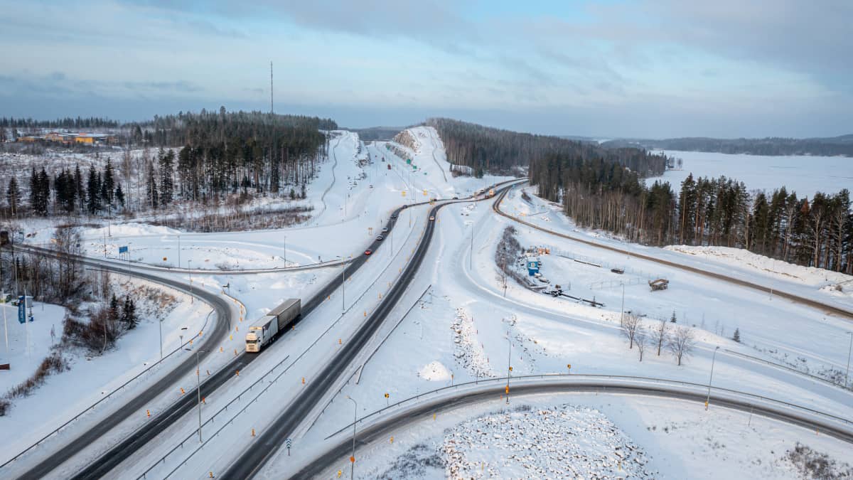Ilmakuva Kirri-Tikkakoski -moottoritien alkupäästä Kirristä ennen väylän käyttöönottoa. Kuvassa näkyy vanha nelostie ja uusi väylä kallioleikkauksineen.