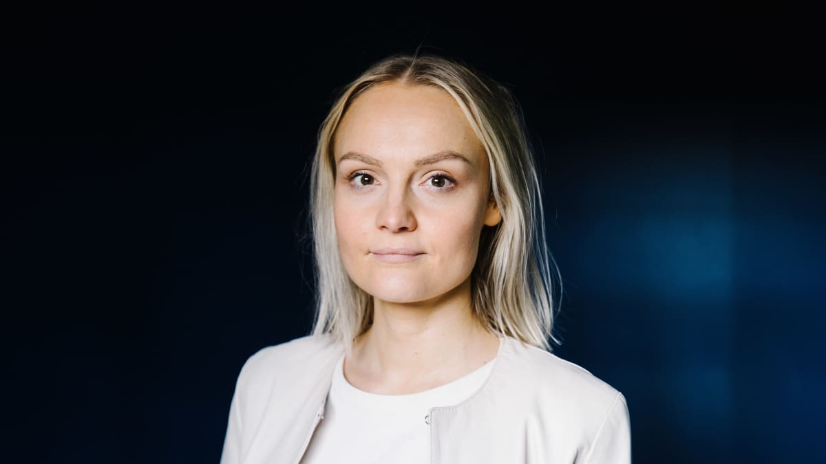Valmentaja / yrittäjä Vanessa Törnblom katsoo kohti.
