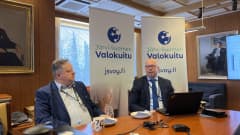 Järvi-Suomen Energian toimitusjohtaja Arto Nieminen ja Suur-Savon Sähkön toimitusjohtaja Markus Tykkyläinen neuvottelupöydän ääressä. 