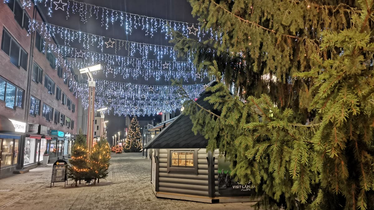 Rovaniemen kävelykatu jouluvalaistuksessa 2.11.2022