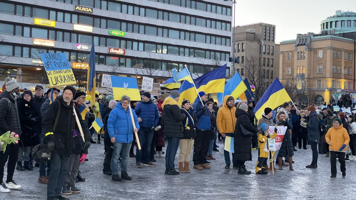 Osallistujilla oli sini-keltaisia asusteita ja Ukrainan lippuja mukanaan mielenilmauksessa Vaasassa.