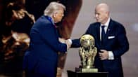Gianni Infantino ger Fifas fredspris till Donald Trump.