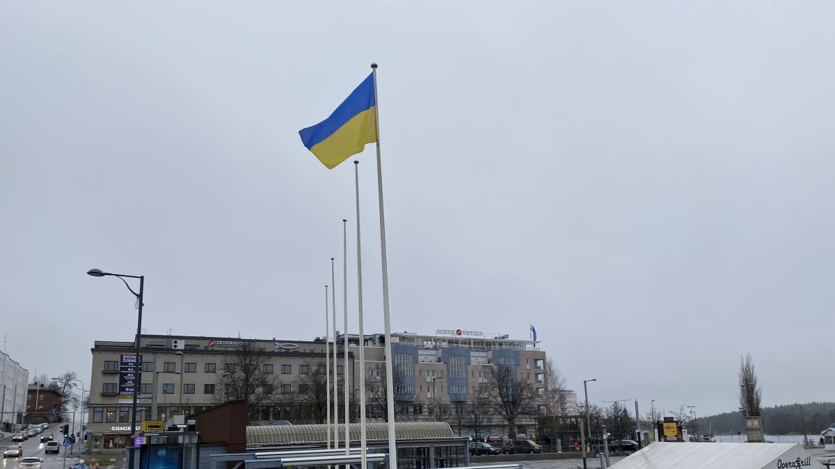 Ukrainan lippu heiluu lipputangossa Savonlinnan Pitkänsillan kupeessa. 