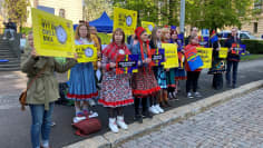Amnesty Suomen Sápmi -osaston mielenosoitus Säätytalon edessä 23.5.2023.