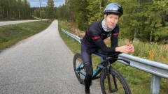 Triathlonisti Juuso Honkanen kilpapyörän päällä.