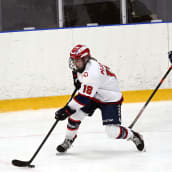 Michaela Pejzlova ja Emmi Rakkolainen pelaavat jääkiekkoa.