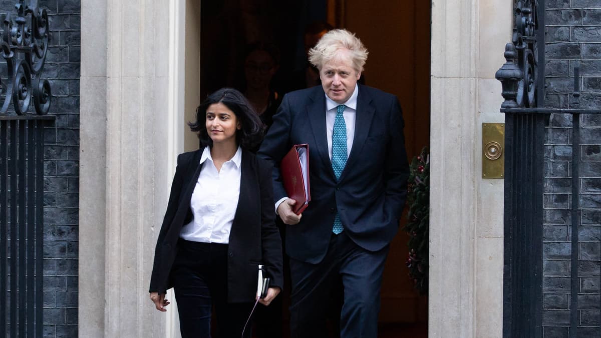 Britannian pääministeri Boris Johnson ja tämän avustaja Munira Mizra astuvat ulos pääministerin virka-asunnolta.