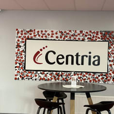 Ammattikorkea Centrian logo seinällä pöytäryhmän yläpuolella.