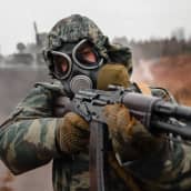 Venäläinen sotilas kemiallisen sodankäynnin yksiköstä.