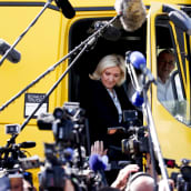  Marine Le Pen puhuu medialle.