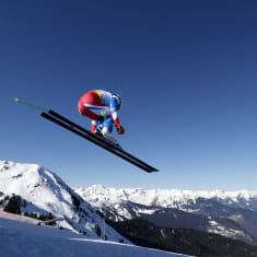 Ranskan Johan Clarey vauhdissa syöksylaskutreeneissä alppihiihdon MM-kisoissa 2023.