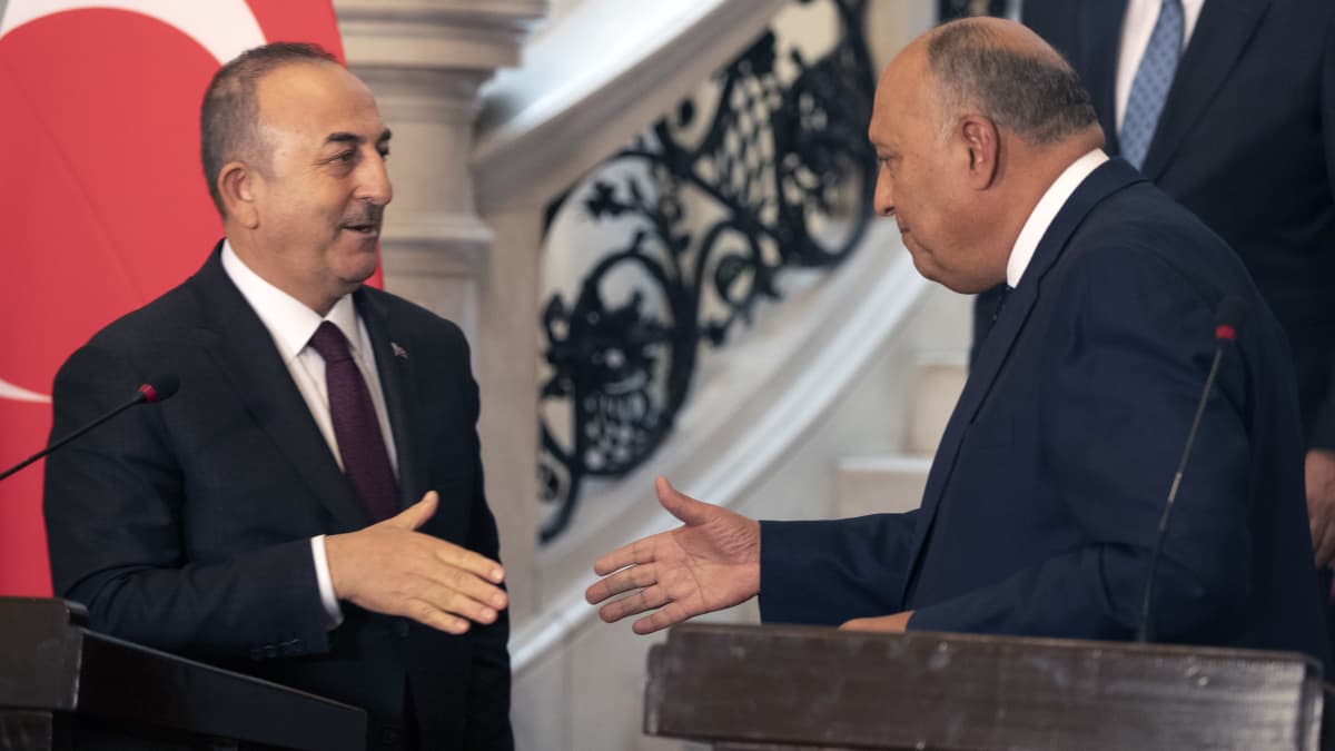 Turkin ulkoministeri Mevlüt Çavuşoğlu tapasi egyptiläisen kollegansa, Sameh Shoukryn, Egyptin Kairossa 18. maaliskuuta 2023.