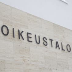 Oikeustalon nimi.