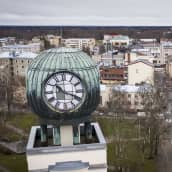 Strenbergin tupakkatehtaan kellotorni ja Pietarsaaren kaupunkia. 