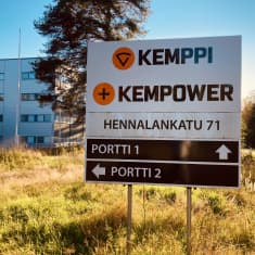 Kempowerin kyltti tehtaan edessä