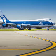 Boeing 747-8F-tyyppinen ABC-yhtiön rahtikone lentokentällä