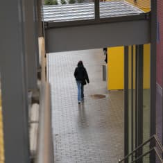 Nainen kävelee kohit Siilinjärven terveyskeskuksen ulko-ovea.