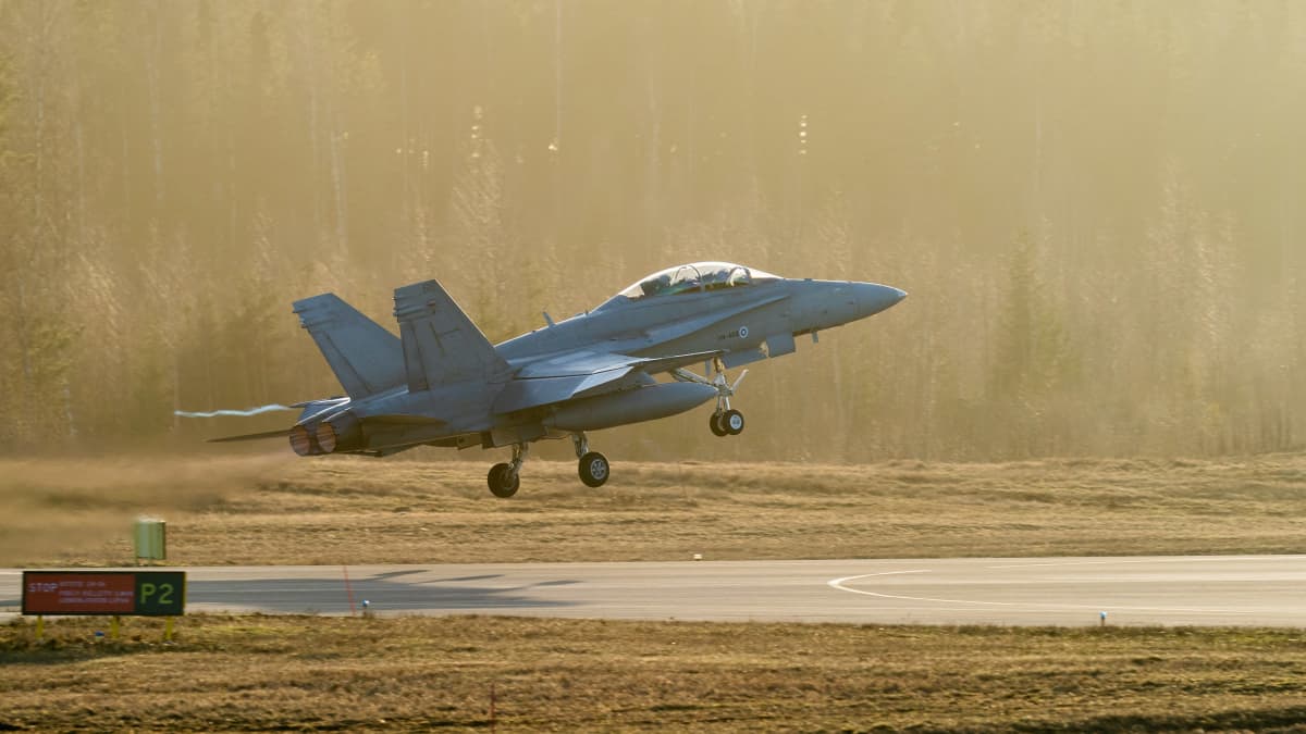 Ilmavoimien Hornet-hävittäjä nousee Pirkkalan lentokentältä.