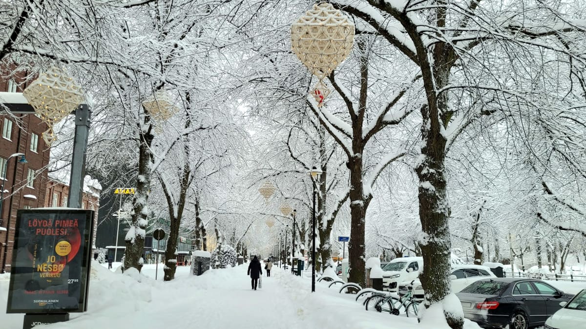 Luminen puistikko kaupungissa.