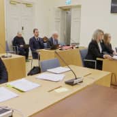 Asianomaisia Sunny Car Center -tapauksessa Turun hovioikeudessa odottamassa istunnon alkua. 