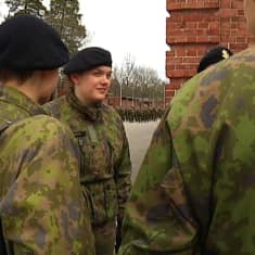 personer i militärklädsel