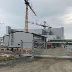 Harmaa teollisuushalli BASF:n rakennustyömaalla Harjavallassa