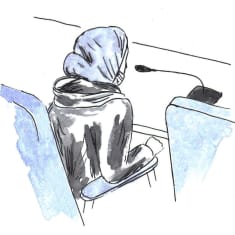 Oikeussalipiirros syytetystä naisesta.