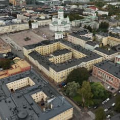 Ilmakuva jossa Senaatintori ja Valtioneuvoston linna.