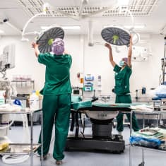 Leikkausalihoitajat työskentelevät Jorvin sairaalan leikkaussalissa.