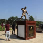 Kultainen Cristiano Ronaldon patsas on pystytetty Goaan, Intiaan. Ihmisiä seisoo patsaan ympärillä ihmettelemässä sitä.