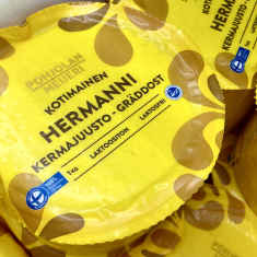Hermanni kermajuustoa lähikuvassa kaupan hyllyssä.
