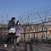 Etelä-Korealalinen pariskunta kävelyllä lähellä Pohjois-Korean rajavyöhykettä.
